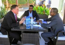 Guddoomiyaha gobolka Banaadir oo kulan la qaatay Safiirka dowladda Ingiriiska ee Soomaaliya