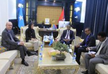 Guddoomiye Cumar Filish oo xafiiskiisa ku qaabilay danjire ku xigeenka dalka Swedan”Sawirro”.