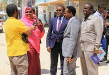 Guddoomiye Cumar Filish oo kormeeray dhismaha waddada dheer ee isku xirta isgoysyada Afarta darjiino iyo Maanabolyo ”SAWIRRO”