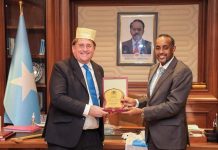 Ra’iisul wasaare Rooble oo kulan sagootin ah la qaatay safiirka Ingiriiska u fadhiyay Soomaaliya+Sawirro