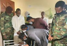 Mas’uuliyiin ka tirsan Wasaaradda Gaashaandhigga oo booqday carruur lagu daweynayo Isbitaalka Xoogga