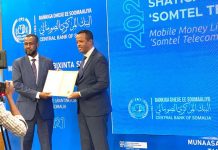 Wasiirka Ganacsiga oo ka qeyb galay munaasabad ruqsadda Mobile Money lagu bixinayay