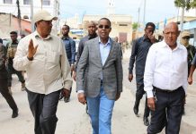 Guddoomiye Cumar filish oo kormeeray goobihii ay waxyeelleeyeen Roobabka ka da’aya Muqdisho