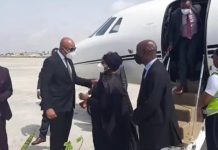 Wasiirka Arrimaha Dibadda iyo Iskaashiga Caalamiga ee Soomaliya oo garoonka diyaaradaha kusoo dhoweeyey dhigiisa Kenya