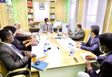 Agaasimaha guud ee wasaaradda shaqada oo xafiiskiisa ku qaabilay madaxa xafiiska Siyaasadda Bulshada ee UNICEF