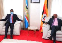 Safiirka Soomaaliya ee Uganda oo la kulmay wasiirka Arrimaha Dibadda Uganda.