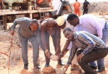 Gudoomiya Magaalada Dhuusomareeb oo dhagax dhigay ceel biyood laga hirgelinaayo deegaano hoos yimaado Magaaladaasi.