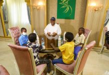 Madaxweynaha Puntland oo Qado sharaf u sameeyey caruurta agoonta ee ku jirta xarunta agoomaha ee Garoowe .