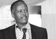 Caawa waxaa magaalada London ee dalka Ingiriiska ku geeriyooday Prof. Maxamed Daahir Afrax. Marxuumka ayaa ahaa guddoomiyaha guddiga madaxa-banaan ee dastuurka, sidoo kale waxuu ahaa guddoomiyihii akadeemiya goboleedka afka Soomaaliga, Waxuuna xubin ka ahaa Naadiga Qalin Maalka ee (Pen). Prof Afrax ayaa ahaa Qaraa caan ka ahaa geyiga Soomaalida iyo guud ahaan dunida, waxa uu na qoray buugaag kala duwan oo caan baxay sida, Buugga Guur-ku-sheeg oo uu qoray 1975, Buugga Nida Al-Horiyah oo uu qoray 1976, Buugga Maana-faay oo uu daabacay 1979 iyo Buugga Galti-macruuf oo isna uu qoray 1980, sidoo waxa uu soo saaray buuggiisa Fan_masraxeedka soomaalida 1987. Prof ayaa ka mid ahaa Aqoon-yahanada Soomaalida ee Waxbarashadoodii aasaasiga ku qaatay Soomaaliya Barri-samaadkii, isagoo luuqado dhowr ah wax ku qori jiray.