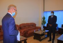 Wasiiru dowlaha Arrimaha Dibadda oo nuqul ka mid ah warqadaha aqoonsiga danjirannimo ka guddoomay Safiirka Sweden.