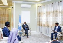 Madaxweyne Farmaajo oo madaxtooyada ku qaabilay carruurta Eng Maxamed Cumar Saalixi