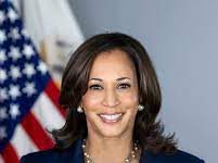 Kamala Harris oo ka degtay dalka Faransiiska.