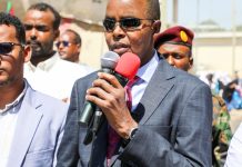 Guddoomiyaha gobolka Banaadir oo xariga ka jaray dhismaha waddo xiriiriso Waabari, Xamar Jajab iyo Xamar Weyne