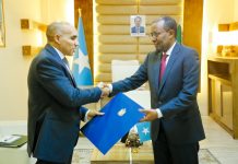 Wasiirka Arrimaha Dibadda Soomaaliya ka guddoomay warqadaha aqoonsiga danjirenimo Safiirka Masar ee Soomaaliya