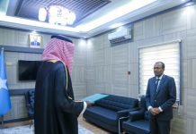 Wasiirka Arrimaha Dibadda oo nuqul ka mid ah warqadaha aqoonsiga danjirenimo ka guddoomay Safiirka Cusub ee Dowladda Sucuudiga