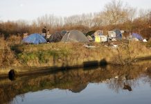 Booliska Faransiiska iyo Tahriibayaal ku sugnaa Calais oo isku dhacay.
