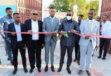 Guddoomiyaha gobolka Banaadir oo xariga ka jaray xarunta degmada Hodan oo dib u dhis lagu sameeyay