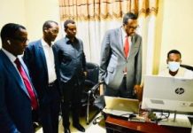 Guddoomiyaha Gudidda Shaqaalaha Rayidka ayaa Xafiiskiisa ku qaabilay wasiir-dowlaha Arrimaha Dibedda oo booqasho ugu yimid