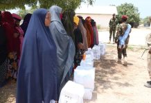 Ciidanka xoogga dalka oo deeq raashiin ah gaarsiiyay qoysas dan yar ah