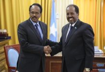 Madaxweyne Farmaajo oo xilka ku wareejinaya Madaxweynihii xilka ku wareejiyay shan sano ka hor