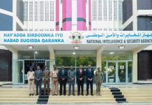 Ra’iisul wasaare Rooble oo ka qeyb galay munaasabad uu xilka kula wareegay Taliyaha cusub ee Hay’adda NISA