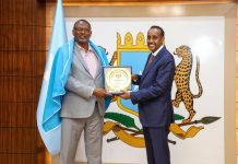 Ra’iisul Wasaare Rooble oo Xafiiskiisa Ku Qaabilay Cabdikariin Shiikh Muuse Qalbi dhagax