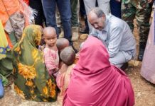 Madaxweynaha JFS oo Booqday Kaamamka ay ku jiraan Dadka ay Abaartu Samaysay ee ku nool Magaalada Baydhabo