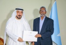 Guddoomiyaha Aqalka Sare ee BFS Senator Abdi Hashi Abdullahi wuxuu maanta xafiiskiisa ku qaabilay Danjiraha Dowladda Isutagga Imaaraatka Carabta u qaabilsan Soomaaliya Danjire Maxamed Axmed Alcusmaan.