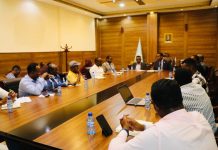 Wasiirka Ganacsiga oo shir guddoomiyay Shir looga arrinsanayay Waxqabadka Wasaaradda iyo Caqabadaha jira