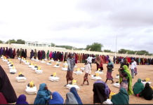 Guuddiga Abaaraha Degmada Xuddur oo deeq gargaar ah u qeybiyey Qoysaska ay Abaartu sameeysay