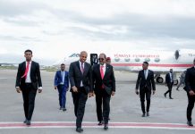 Madaxweyne Xasan Sheekh oo dalka dib ugu soo laabtay, Shacabkana ugu hambalyeeyey munaasabadda Ciidda Carafo.