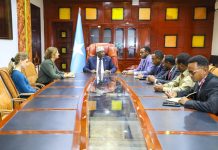 Guddoomiyaha Aqalka Hoose ee BFS oo xafiiskiisa ku qaabilay danjiraha dowladda Ingriiska