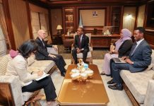 Ra’iisul Wasaaraha Xamse Cabdi Barre ayaa xafiiskiisa ku qaabilay, Ergayga gaarka ah ee Xogyaha guud ee Qaramada Midoobay u qaabilsan arrimaha Soomaaliya, James Swan