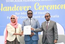 Ra’iisul wasaare ku -xigeenka oo xilalka u kala wareejiyay Wasiirka cusub ee Caafimaadka iyo Wasiirkii hore