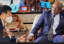 Wasiirka warfaafinta oo kulan la qaatay Safiirka china u fadhiya Soomaaliya