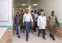 Ra’iisul Wasaare Xamse oo isbitaallada ku booqday dadkii ku dhaawacmay weerarkii argagixisadu ku qaadday hotelka Xayaat