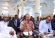 Madaxda Qaranka oo Salaadda Jimcaha ka dib Dalka si wadajir ah ugu duceeyay