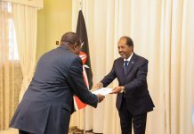 Madaxweyne Xasan Sheekh oo Warqadaha Aqoonsiga Danjirenimo ka guddoomay safiirka Cusub ee Kenya.