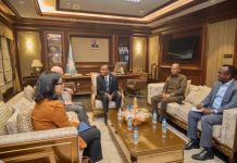 Ra’iisal wasaare Xamsa oo xafiiskiisa ku qaabilay James Swan