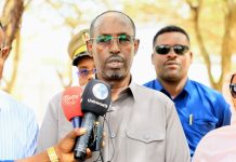 Duqa Muqdisho oo deeq raashiin ah gaarsiiyay barakacayaal ku dhaqa degmada Kaxda