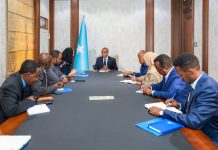 Ra’iisal wasaare Xamsa Cabdi Barre oo xafiiskiisa ku qaabilay wafdi ka socday hey’adda