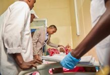 Ra’iisul Wasaare Xamsa oo booqday qaar kamid ah isbitaalada la dhigay dadkii ku dhaawacmay qaraxyadii kooxaha Khawaarijta ay ka geysteen isgoyska KM5.