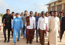 Wasiirka wasaaradda dhallinyarada iyo ciyaaraha XFSayaa ka qayb-galay casumaad uu Guddoomiyaha degmada Kaxda Maxamed Yuusuf Maxamed u sameeyay xulka qaranka 17 jirrada ah ee horyaalka bariga iyo bartamaha Afrika.