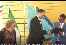 Galmudug iyo safiirka Talyaaniga oo saxiixay heshiis lagu dhisayo garoonka diyaaradaha Dhuusamareeb