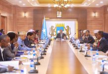 Ra’iisul Wasaaraha Xukuumadda Federaalka Soomaaliya, Mudane Xamse Cabdi Barre, ayaa guddoomiyey shir Golaha Wasiirrada oo warbixinno looga dhageystay Guddiga Qaran ee Gurmadka Qaraxii KM5, Wasaaradaha Gaashaandhigga, Amniga iyo Maaliyadda.