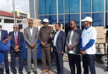 Wasiirka Wasaaradda Caafimaadka Xukuumadda Federaalka Soomaaliya Dr Cali Xaaji Aadan Aadan oo garoonka diyaaradaha Muqdisho kusoo dhaweeyey dhaqaatiir u dhalatey Dalka Djabuti