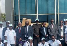 Wasiirka Warfaafinta XFS Mudane Daa’uud Aweys ayaa aanta Garoonka Diyaaradaha Caalamiga ah ee Aadan Cadde ee magaalada Muqdisho ku soo dhoweynay dhakhaatiir iyo deeq dawo ah