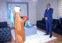 Wasiirka arrimaha dibadda XFS oo nuqul ka mid ah warqadaha aqoonsiga danjirenimo ka guddoomay safiirka cusub ee Imaaraadka Carabta