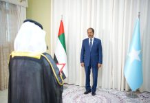 Madaxweyne Xasan Sheekh oo warqadaha Aqoonsiga Danjiranimo ka guddoomay Safiirka cusub ee Imaaraadka Carabta