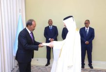 Madaxweyne Xasan Sheekh oo warqadaha aqoonsiga danjirenimo ka guddoomay safiirka cusub ee dowladda Qatar